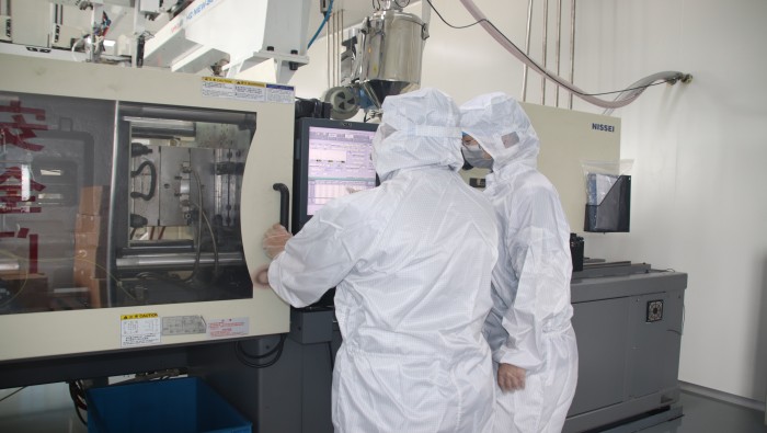 Third, injection molding and mold processing linkage optimization 1. Mode flow analysis Mold flow analysis is used during the product design phase to simulate the injection molding process and mold structure, optimize melt flow paths, cooling times and gate locations, reduce defects and improve production efficiency. 2. Product testing and verification After each batch of production, dimensional accuracy, surface quality and functional performance should be comprehensively tested to verify the stability of the mold and process. If necessary, adjust the injection parameters and mold design according to the actual results. 3. Production process control Establish a production monitoring system, record injection pressure, temperature, time and other key parameters in real time, find anomalies and adjust them in time.