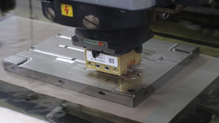 What factors in the selection materials for single-use laparoscopic trocar perforators and analysis of mass production stability